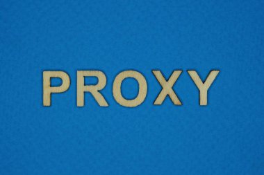 Mavi arka planda küçük tahta harflerle gri kelime vekil sunucusu