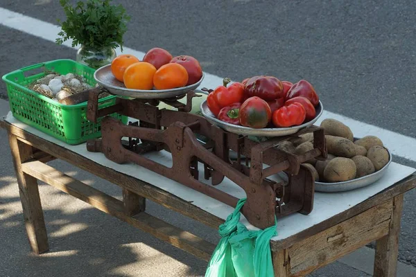 Verduras Frescas Mesa Escamas Hierro Viejo Oxidado Marrón Mesa Asfalto —  Fotos de Stock