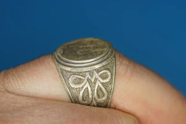 Une Vieille Bague Grise Argentée Sur Doigt Sur Une Main — Photo