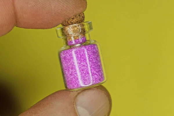 Vingers Houden Een Kleine Glazen Fles Met Roze Geparfumeerd Zout — Stockfoto