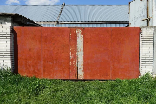 Una Puerta Cerrada Metal Rojo Una Pared Blanca Una Valla — Foto de Stock