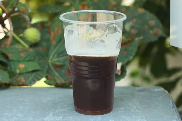 Gran Vaso Plástico Con Una Bebida Roja Con Espuma Blanca —  Fotos de Stock