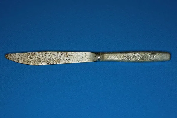 Jeden Stary Brudny Szary Metalowy Nóż Kuchenny Leży Niebieskim Stole — Zdjęcie stockowe