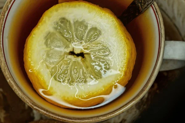 Червоний Чай Чашці Металевою Ложкою Шматочком Жовтого Лимона — стокове фото