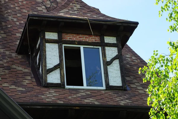 Strych Starego Prywatnego Domu Pustym Oknem Pod Brązowym Dachem Tle — Zdjęcie stockowe