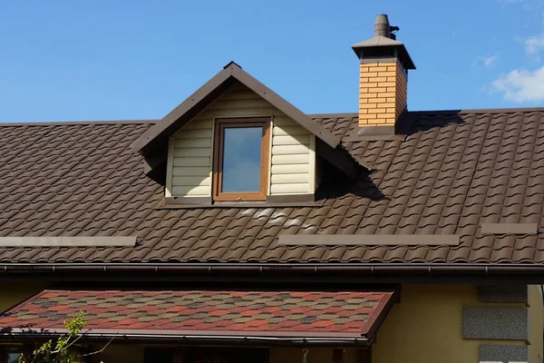 Attic Window Brown Tiled Roof Brick Chimneys Blue Sky — Fotografia de Stock