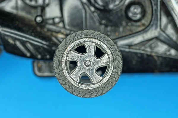 Uma Velha Roda Preta Cinza Pequena Plástico Brinquedo Velho Fundo — Fotografia de Stock