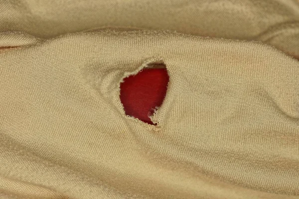 Texture Tissu Morceau Vêtements Froissés Marron Avec Trou Déchiré Rouge — Photo