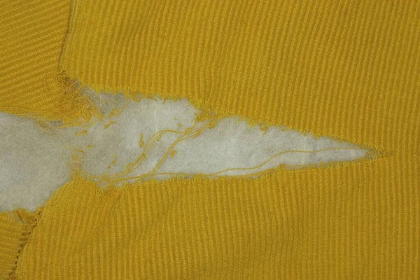 Velká Díra Bílou Bavlněnou Vlnou Žluté Tkanině Staré Bundy — Stock fotografie