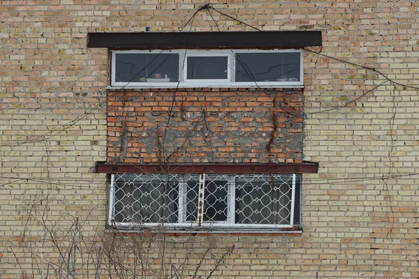 One Old White Window Metal Bars Brown Brick Wall Building — Fotografia de Stock
