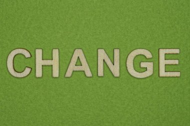 Gri kelime yeşil masadaki küçük tahta harflerden değişir.