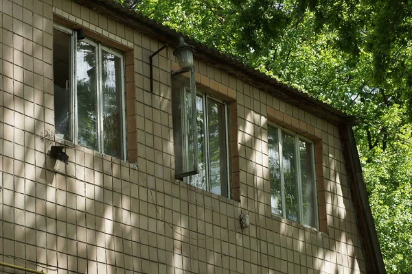 Brown Attic Private House Three Windows Wall Green Vegetation Street — Fotografia de Stock