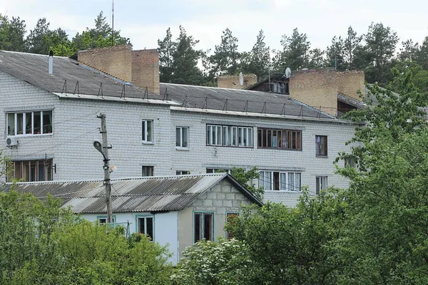 Large White Brick House Windows Balconies Gray Slate Roof Chimneys — Foto de Stock