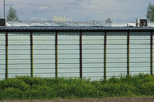 Una Pared Metálica Gris Larga Edificio Industrial Calle Hierba Verde —  Fotos de Stock