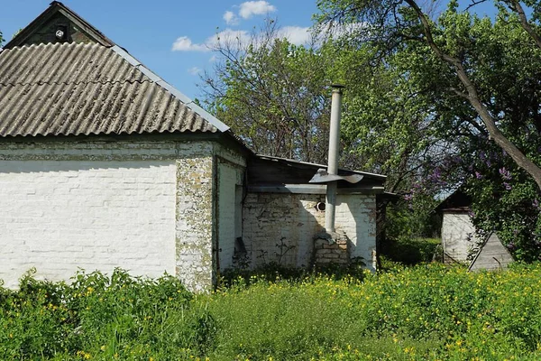 Old Rural White Brick House Gray Slate Roof Chimney Green — Photo