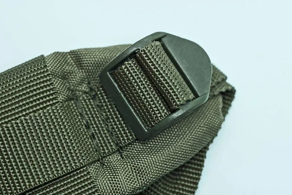 Jeden Černý Plastový Karabina Zelenou Tkaninou Postroj Batohu Modrém Pozadí — Stock fotografie