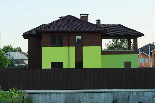 Big Brown Green Private House Tiled Roof Metal Fence Background — ストック写真