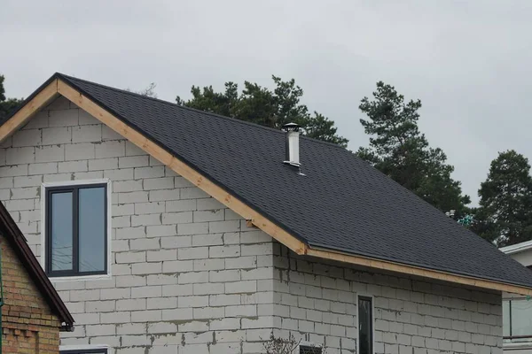 White Brick Attic Private House Window Black Tiled Roof Metal — Fotografia de Stock