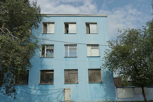 Wall Tall Blue Concrete House Windows Green Vegetation Street Sky — Stock Photo, Image