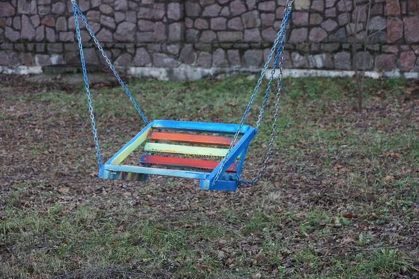 Een Kleurig Kinderzitje Een Schommel Met Metalen Kettingen Een Park — Stockfoto