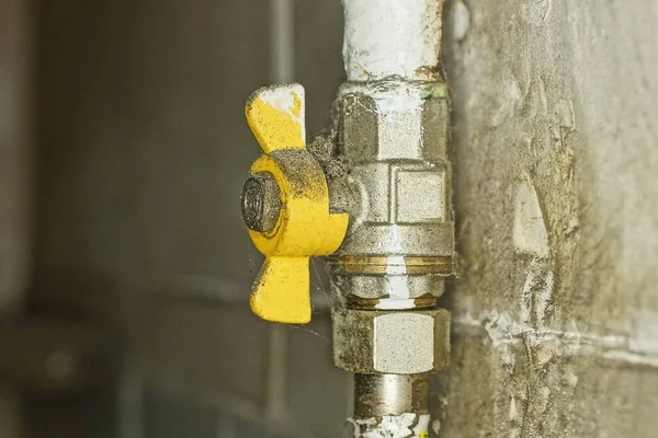 One Yellow Dirty Iron Valve Gray Metal Gas Pipe Wall — Fotografia de Stock