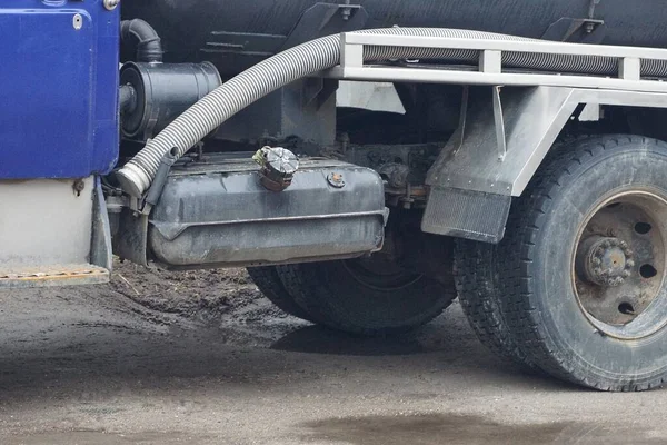 Μέρος Ενός Φορτηγού Μια Δεξαμενή Αερίου Σιδήρου Και Ένα Μαύρο — Φωτογραφία Αρχείου