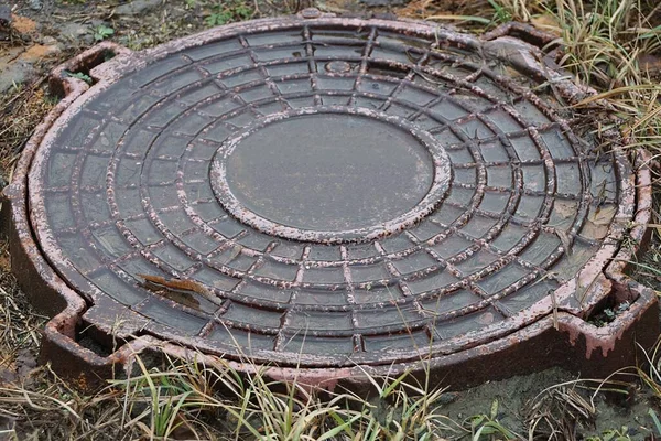 Trou Égout Fer Brun Mouillé Dans Eau Trouve Dans Rue — Photo