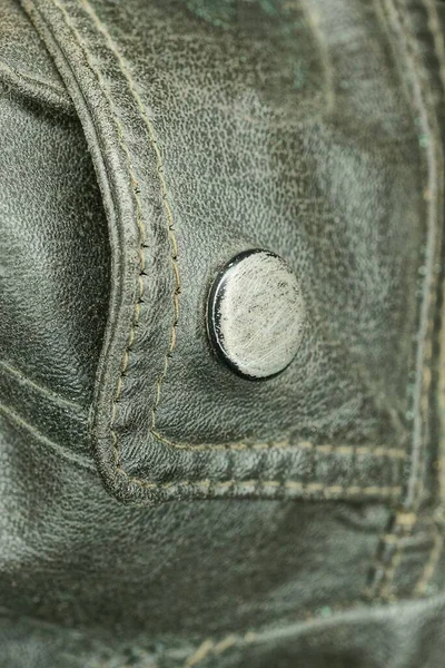 Одна Старая Металлическая Серая Заклепка Черной Коже Старой Грязной Куртки — стоковое фото