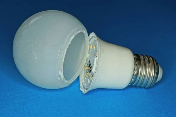 Uma Lâmpada Plástico Desmontada Branca Com Uma Base Metal Cinza — Fotografia de Stock