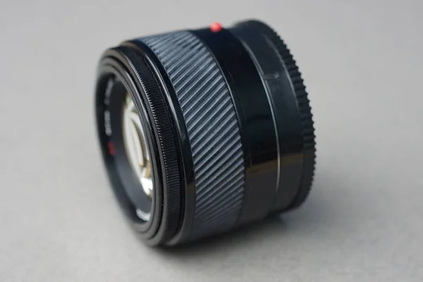 Eski Bir Siyah Kamera Lensi Gri Bir Masada Yatıyor — Stok fotoğraf