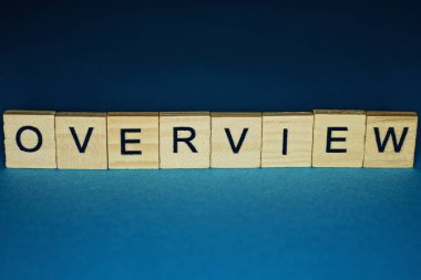 mavi arka planda küçük ahşap harflerle gri kelime genel görünümü