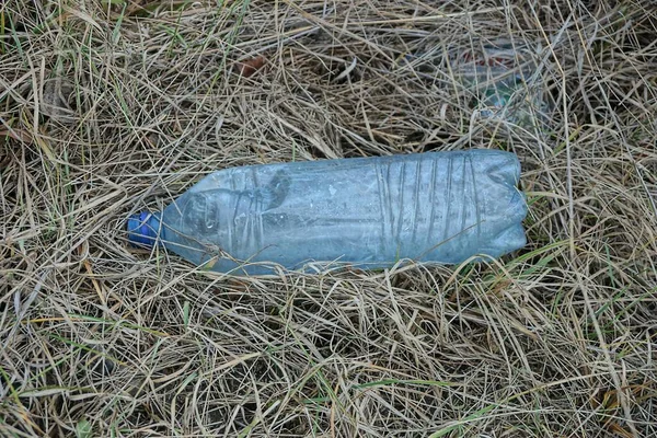 Basura Una Gran Botella Plástico Azul Encuentra Hierba Seca Gris —  Fotos de Stock