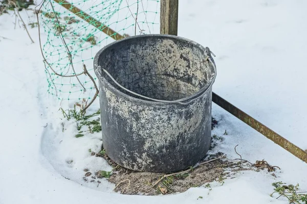 Secchio Plastica Grigio Sporco Vuoto Nero Trova Terra Nella Neve — Foto Stock