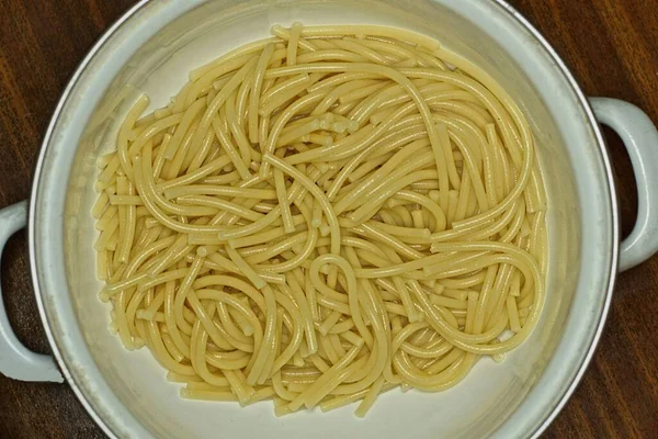 Еда Желтых Длинных Вареных Спагетти Белой Сковороде — стоковое фото