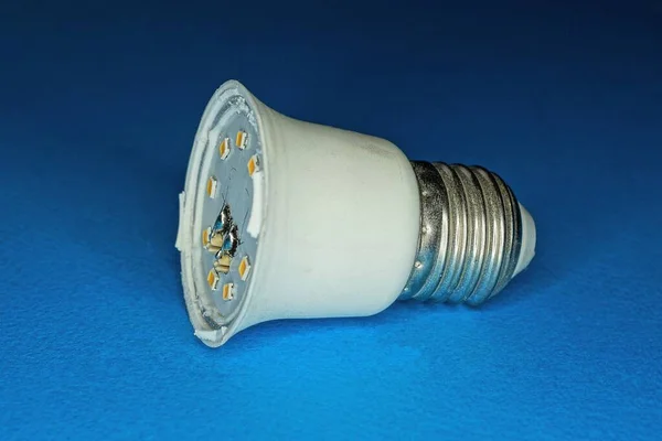 Uma Lâmpada Plástico Desmontada Branca Com Uma Base Metal Cinza — Fotografia de Stock