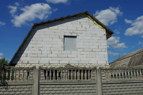 Ático Ladrillo Blanco Una Casa Privada Inacabada Con Una Ventana — Foto de Stock
