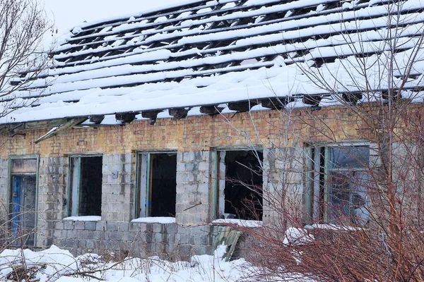 Una Gran Casa Abandonada Ladrillo Viejo Con Techo Destruido Bajo —  Fotos de Stock