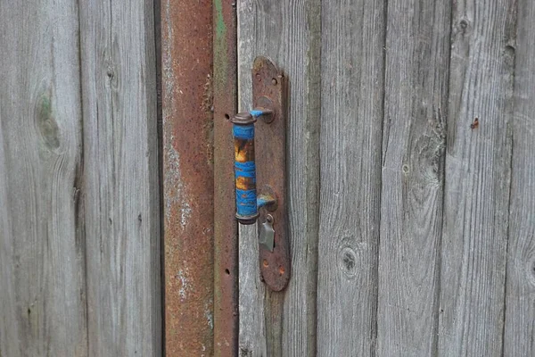 通りの灰色の木製のドアに古い錆びた金属製のドアノブが — ストック写真