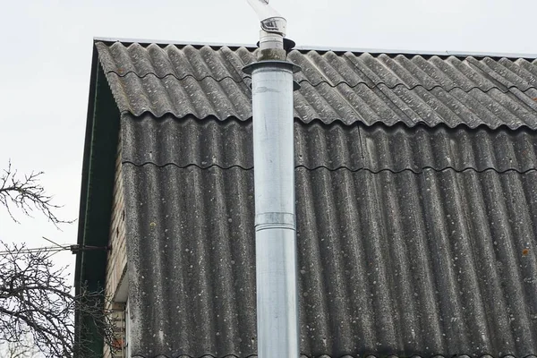Одна Длинная Металлическая Труба Серой Крыше Фоне Неба Улице — стоковое фото