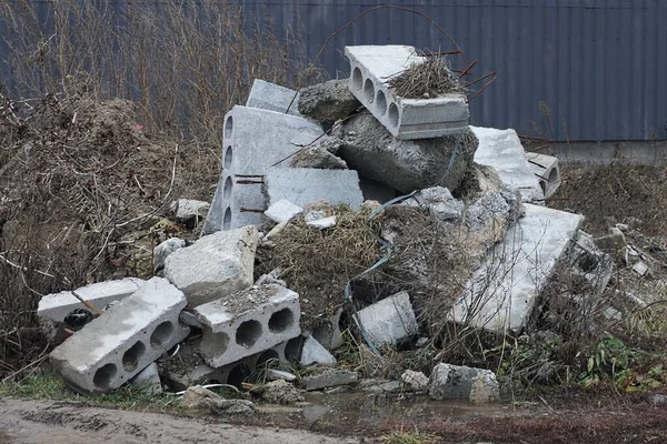 Ένας Μεγάλος Σωρός Από Σκουπίδια Από Λευκά Κομμάτια Τσιμεντένιων Πλακών — Φωτογραφία Αρχείου