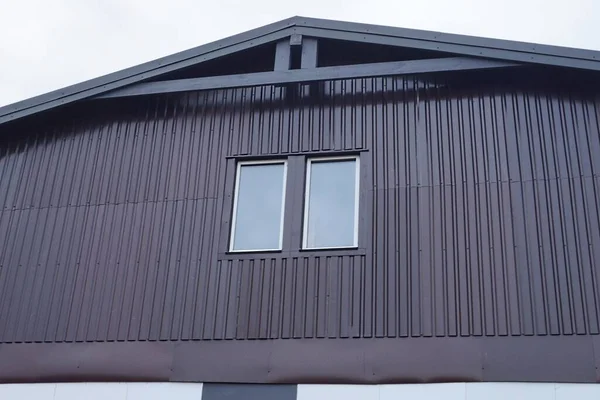 Ático Metal Marrón Edificio Grande Con Dos Ventanas Contra Cielo —  Fotos de Stock