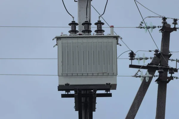 Jeden Szary Transformator Kwadratowy Żelaza Betonowym Słupie Przewodami Elektrycznymi Niebie — Zdjęcie stockowe