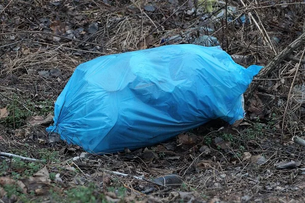 Jeden Duży Szorstki Niebieski Plastikowy Worek Śmieciami Leży Szarym Gruncie — Zdjęcie stockowe