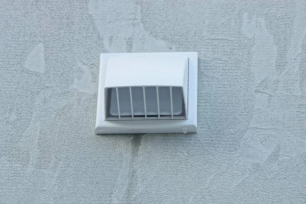 Capuz Plástico Branco Com Ventilador Uma Parede Concreto Cinza Edifício — Fotografia de Stock