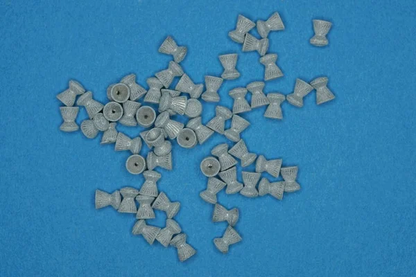 Σωρός Μικρές Γκρι Σφαίρες Μολύβδου Για Pneumatics Βρίσκονται Ένα Μπλε — Φωτογραφία Αρχείου