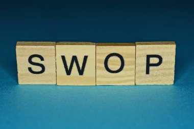 Mavi arka planda küçük ahşap harflerle gri kelime değişimi