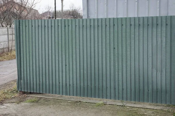 Rész Egy Privát Fém Zöld Fal Kerítés Utcán — Stock Fotó