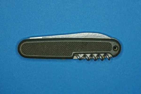 Один Старый Закрытый Армейский Складной Нож Зеленая Ручка Лежит Синем — стоковое фото