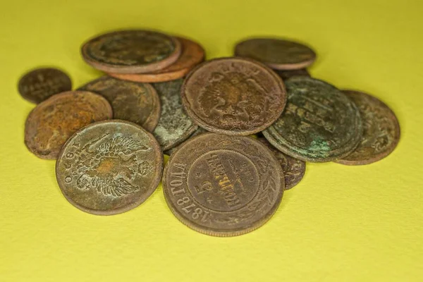 Купа Старих Рідкісних Мідних Монет Лежить Жовтому Столі — стокове фото