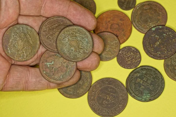 Vecchie Monete Marroni Trovano Nel Palmo Della Mano Tavolo Giallo — Foto Stock